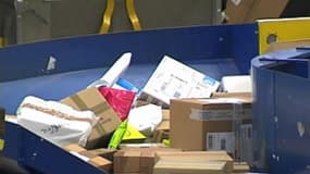 L'employée repérait les enveloppes de valeur dans les paquets qu'elle traitait.