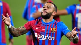 La joie de l'attaquan néerlandais de Barcelone, Memphis Depay, après avoir marqué contre la Juventus Turin, lors d'un match amical, le 8 août 2021 au stade Johan Cruyff à Sant Joan Despi, près de Barcelone