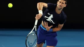 Le Serbe Novak Djokovic s'entraîne en vue de l'Open d'Australie, le 14 janvier 2022 à Melbourne
