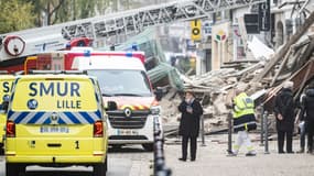 La maire de Lille, Martine Aubry, devant les décombres de deux immeubles mitoyens qui se sont effondrés dans le centre de la ville, le 12 novembre 2022 dans le nord de la France