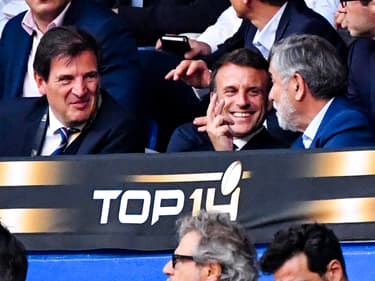 Florian Grill avec Emmanuel Macron et René Bouscatel lors de la finale de Top 14 en juin 2023