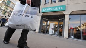 Une femme passe devant un magasin de La Redoute à Caen (Calvados), le 23 octobre 2008.