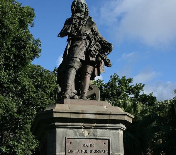 Statue de François Mahé de La Bourdonnais à La Réunion Statue de François Mahé de La Bourdonnais à La Réunion
