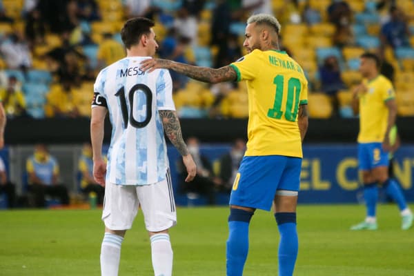 Lionel Messi et Neymar lors d'un match Argentine-Brésil en 2021
