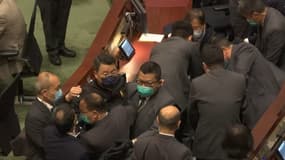 Hong Kong: des députés pro-démocratie expulsés du Parlement lors de débats 