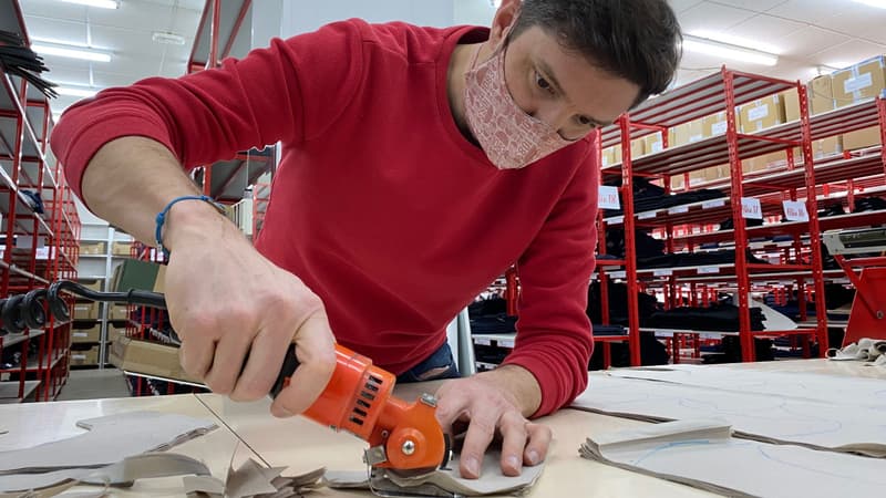 Thomas Huriez, le dirigeant et fondateur de la marque de jeans made in France 1083, à l'ouvrage.