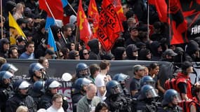 Quelque 20.000 personnes ont défilé samedi dans le calme à Francfort, où se trouve le siège de la BCE, contre les mesures d'austérité mises en oeuvre pour lutter contre la crise de la dette dans la zone euro. /Photo prise le 19 mai 2012/REUTERS/Alex Doman