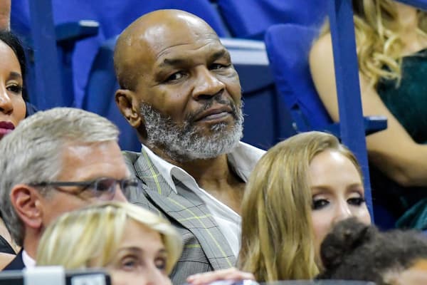Mike Tyson dans son costume de businessman à l'US Open en août 2019
