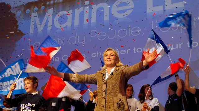 Devant environ 1.500 personnes réunies au Palais des congrès de Bordeaux, la candidate Front national à l'élection présidentielle, Marine Le Pen, a défendu dimanche l'idée d'un "bouclier patriotique" pour affronter la crise et dénoncé la "fausse alternanc