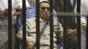 La justice égyptienne a ordonné mercredi la remise en liberté de l'ancien président Hosni Moubarak, ici au tribunal du Caire en avril dernier.