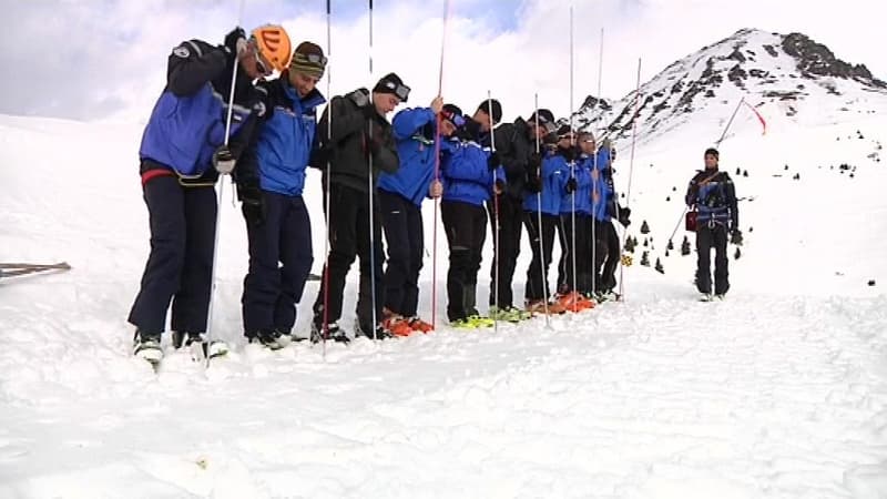 Dans les Pyrénées, une équipe de gendarmes de haute-montagne s'entraîne à secourir des victimes d'avalanches.