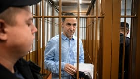 Le Français Laurent Vinatier dans un box du tribunal Zamoskvoretski à Moscou le 14 octobre 2024