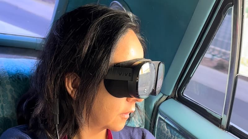 Une manette et les lunettes HTC Vive Flow reliées à un smartphone permettent de jouer en voiture