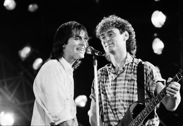 Le chanteur Jean Jacques Goldman (D) et le musicien Michael Jones, se produisent sur la scène Palais Omnisport de Bercy de Paris, le 4 Novembre 1985, lors d'un concert donné en l'occasion du premier anniversaire de Canal +.