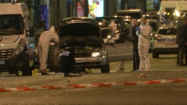 La police scientifique à pied d'œuvre jeudi soir, sur les Champs Elysée, après l'attaque.
