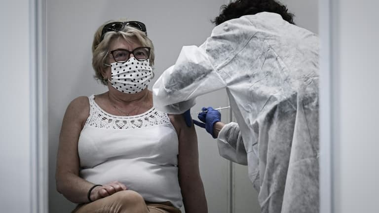 Une femme se fait vacciner contre le Covid-19 le 8 avril 2021 dans le plus grand vaccinodrome d'Aquitaine, à Bordeaux
