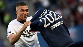 Kylian Mbappé lors de l'annonce de sa prolongation de contrat au PSG, au Parc des Princes à Paris, le 21 mai 2022