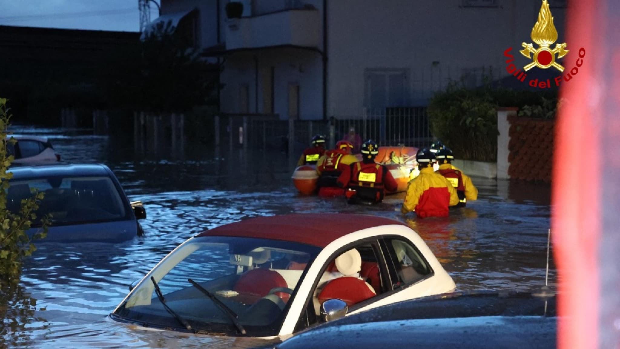 Des pompiers évacuent des habitants de leurs maisons inondées à Campi Bisenzio, à côté de Florence (Italie), le 3 novembre 2023 après le passage de la tempête Ciaran Des pompiers évacuent des habitants de leurs maisons inondées à Campi Bisenzio, à côté de Florence (Italie), le 3 novembre 2023 après le passage de la tempête Ciaran