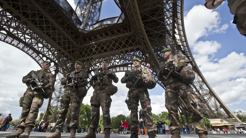 Des militaires de l'opération Sentinelle au pied de la Tour Eiffel le 20 mai 2017 (photo d'illustration)