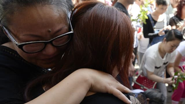 Plusieurs centaines d'habitants d'origine chinoise se sont rassemblés devant la mairie d'Aubervilliers, en Seine-Saint-Denis