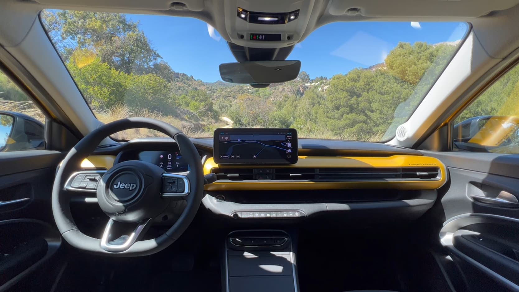 L'intérieur reprend le jaune de la couleur carrosserie. L'intérieur reprend le jaune de la couleur carrosserie.