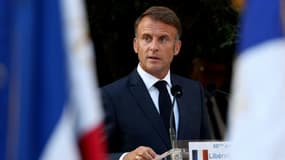 Le président Emmanuel Macron le 17 août 2024 à Bormes-les-Mimosas, dans le sud-est de la France.