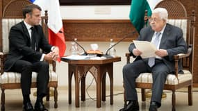 Le président français Emmanuel Macron (à gauche) rencontre le président palestinien Mahmoud Abbas le 24 octobre 2023 à Ramallah, en Cisjordanie. La visite de Macron intervient plus de deux semaines après que des militants du Hamas ont fait irruption en Israël depuis la bande de Gaza et tué au moins 1 400 personnes, selon des responsables israéliens, alors qu'Israël poursuit ses bombardements incessants sur la bande de Gaza et se prépare à une offensive terrestre avec plus de 5 000 Palestiniens. principalement des civils, tués jusqu'à présent dans tout le territoire palestinien, selon le dernier bilan du ministère de la Santé du Hamas à Gaza.