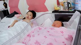 Une mère et son nouveau-né dans un hôpital de Pékin, en novembre 2012. (photo d'illustration)