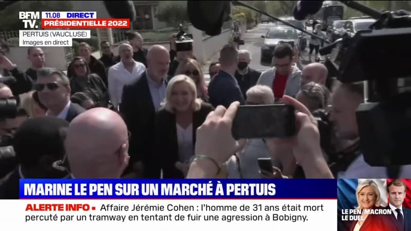 Marine Le Pen arrive sur le marché de Pertuis dans le Vaucluse