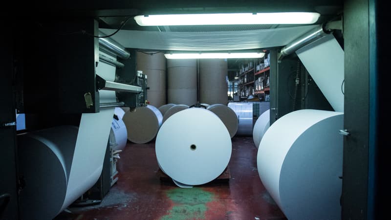 Des rouleaux de papier dans une imprimerie située à Compiègne dans le nord de la France en mars 2022