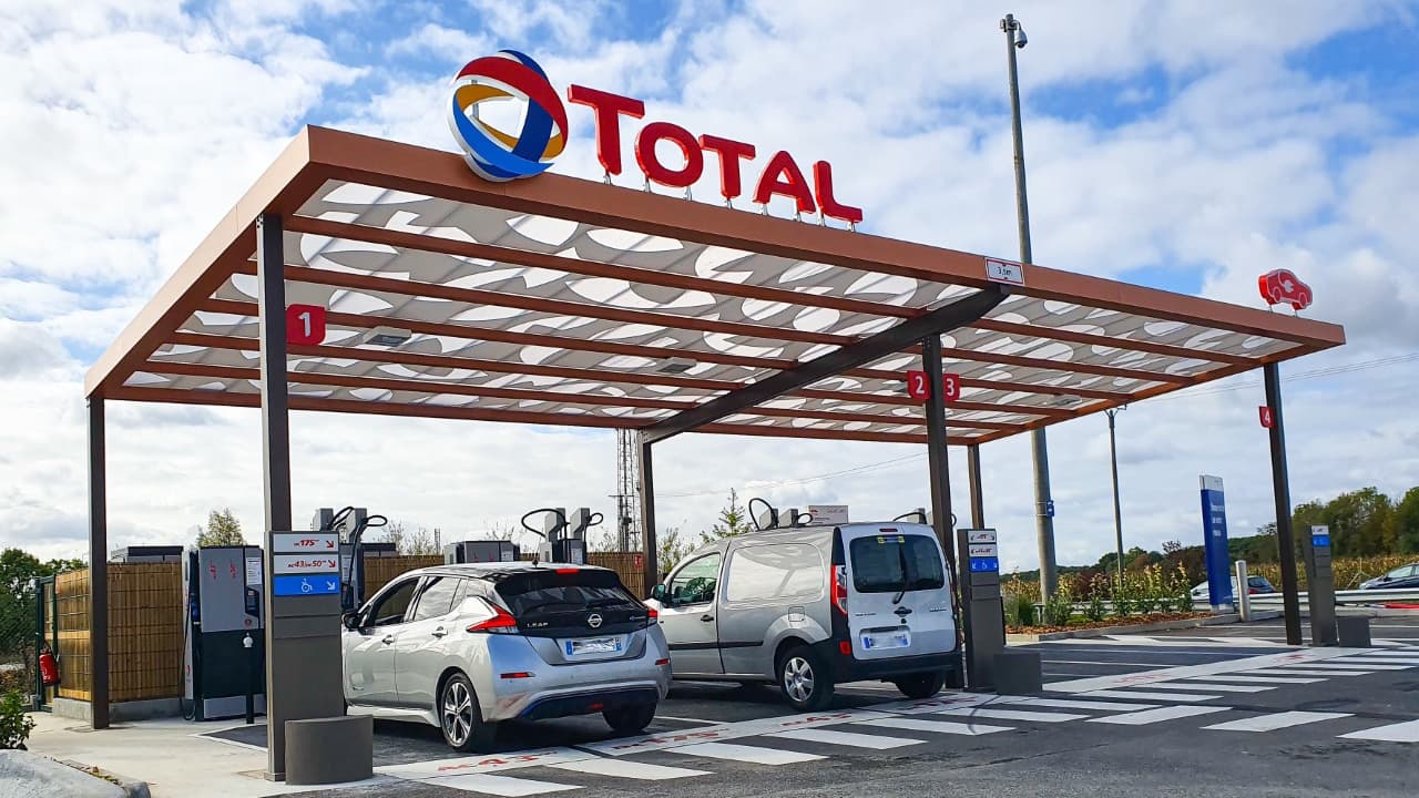 Une borne de recharge électrique du pétrolier Total. Une borne de recharge électrique du pétrolier Total.