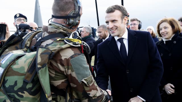 Emmanuel Macron avec un soldat en 2019