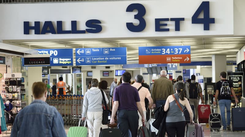 Depuis les attentats de Paris, 70 badges ont été retirés à des agents des Aéroports de Paris.
