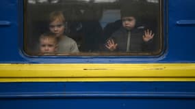 Des enfants ukrainiens dans un train à la gare de Lviv, à destination d'Uzhhorod, près de la frontière avec la Slovquie, le 3 mars 2022