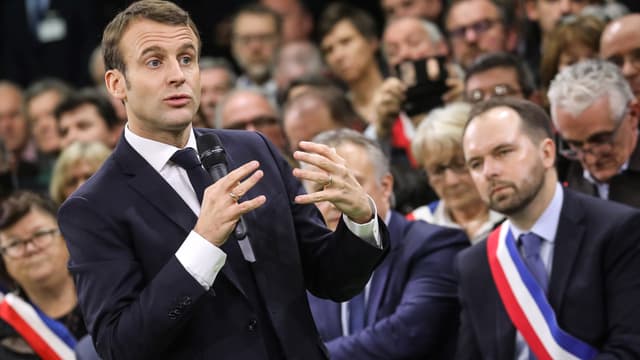 Emmanuel Macron face aux 600 maires ce mardi soir à Grand Bourgtheroulde.
