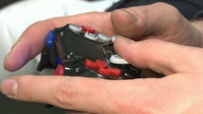 Une manette de jeux vidéo dans les mains d'un gamer
