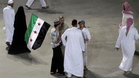 Pèlerins avec un drapeau de l'opposition syrienne à Mina, près de La Mecque. Les autorités saoudiennes ont dispersé des centaines de pèlerins syriens qui manifestaient pendant le pèlerinage annuel des musulmans à La Mecque, le Hadj, pour réclamer le dépar