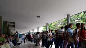 Des Vénézuéliens font la queue devant un centre électoral de Caracas, le 20 juin 2016