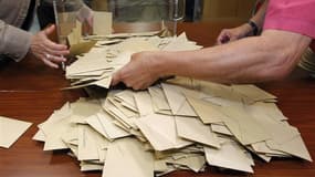 Le sénateur UMP Philippe Dallier a déposé lundi une proposition de loi visant à instaurer un horaire unique de fermeture des bureaux de vote lors des élections nationales pour lutter contre la diffusion illégale de résultats sur internet. /Photo prise le
