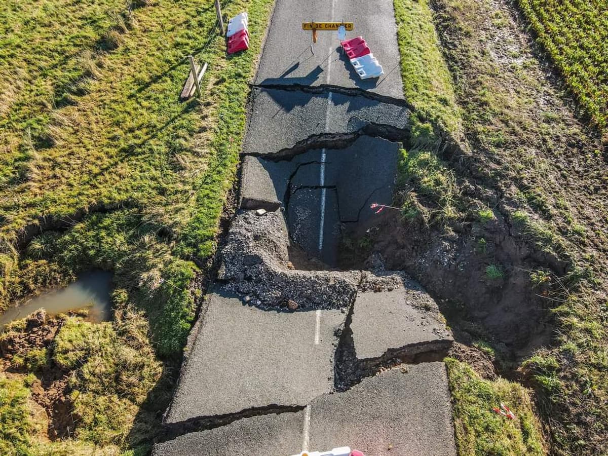 Inondations dans le Pas-de-Calais: les images d'une route effondrée ...