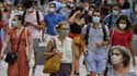 Des piétons portant un masque de protection dans une rue de Lyon le 22 août 2020
