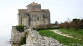 L'église de Talmont-sur-Gironde menace à terme de s'écrouler dans l'océan auquel elle fait face depuis le XIIe siècle.