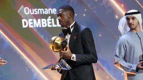 Ousmane Dembélé avec son trophée de meilleur joueur remis aux Globe Soccer Awards, le 28 décembre 2025