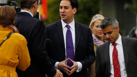 Ed Miliband, ancien ministre de l'Energie, (au centre) a été élu samedi à la tête du Parti travailliste britannique. Il succède à Gordon Brown, contraint à la démission après sa cuisante défaite aux élections législatives du mois de mai. /Photo prise le 2