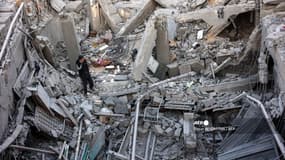 Un homme inspecte les dégâts après une frappe israélienne sur une maison, dans le quartier al-Daraj de la ville de Gaza, le 19 décembre 2024.