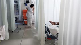 Un soignant s'entretient avec un patient atteint du chikungunya au Centre Hospitalier Ouest Réunion (CHOR) à Saint Paul, dans l'île de La Réunion, dans l'océan Indien, le 10 avril 2025. 