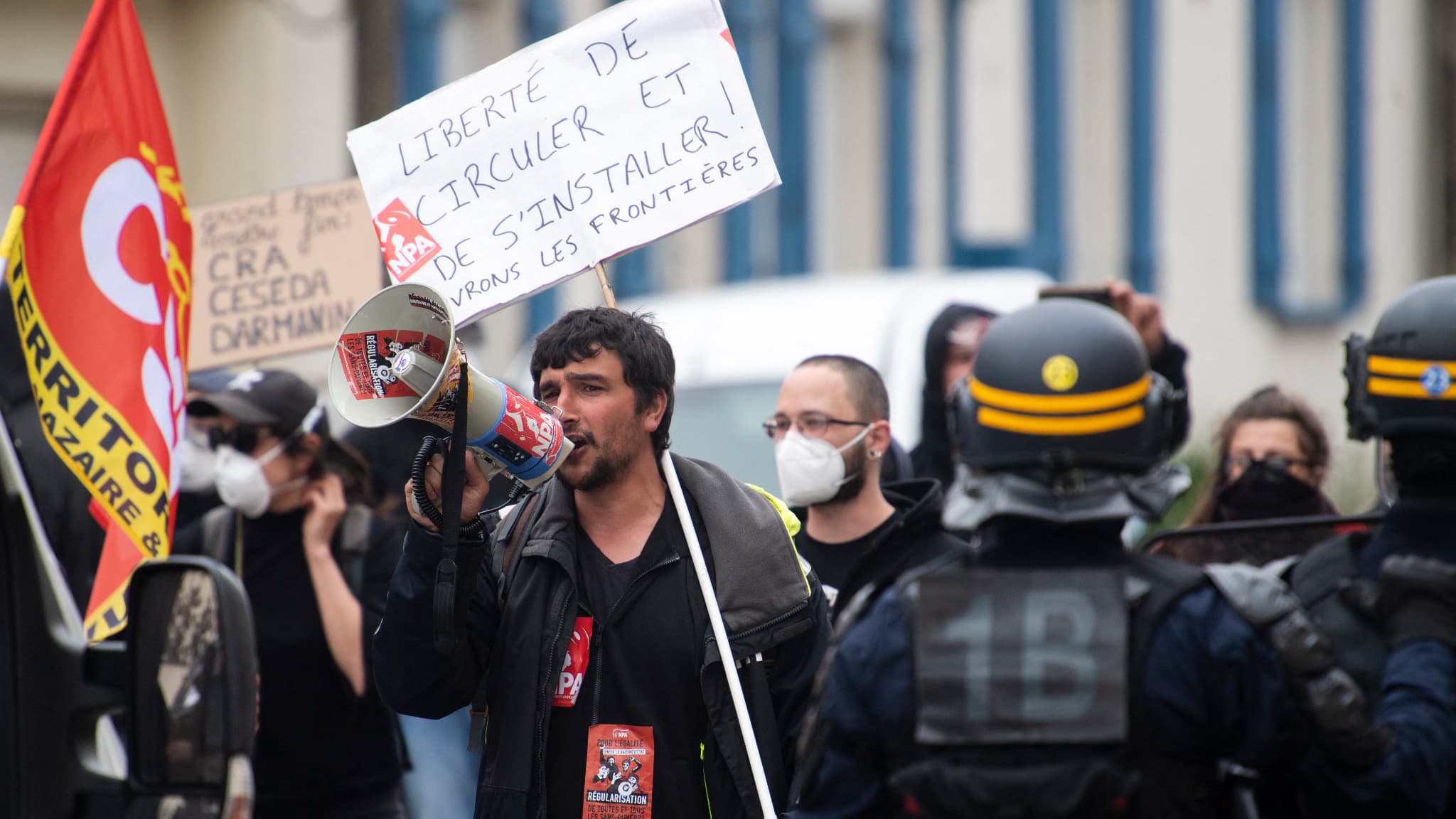 Des soutiens à la construction d'un centre de migrants organisent une contre-manifestation, à Saint-Brévin-les-Pins, en Loire-Atlantique, le 29 avril 2023 Des soutiens à la construction d'un centre de migrants organisent une contre-manifestation, à Saint-Brévin-les-Pins, en Loire-Atlantique, le 29 avril 2023
