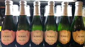 Des bouteilles de "California Champagne" de la marque Korbel.
