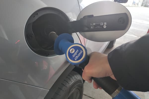 Le superéthanol coûte environ 70 centimes le litre, soit deux fois moins que le litre de sans-plomb 95. Le superéthanol coûte environ 70 centimes le litre, soit deux fois moins que le litre de sans-plomb 95.