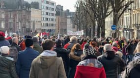 Des milliers de personnes ont défilé contre la réforme des retraites ce mardi.